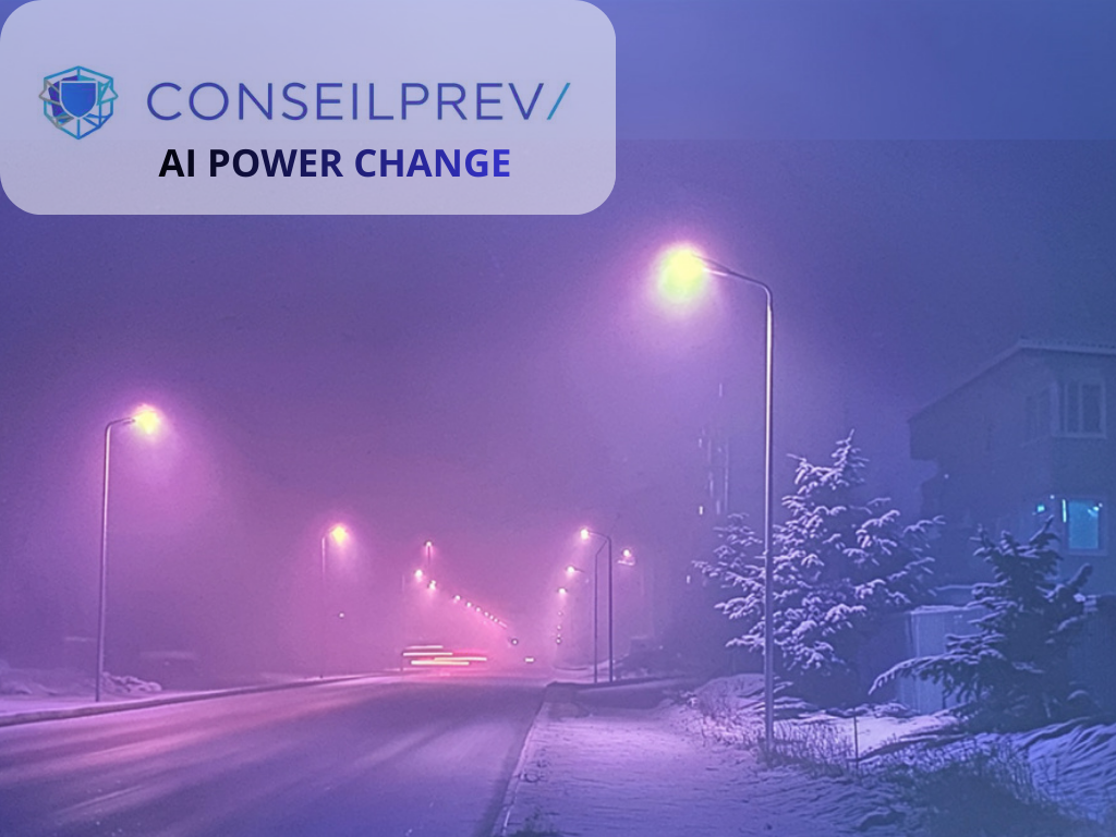 Un paysage urbain nocturne avec des lampadaires éclairant une route enneigée sous un brouillard violet.